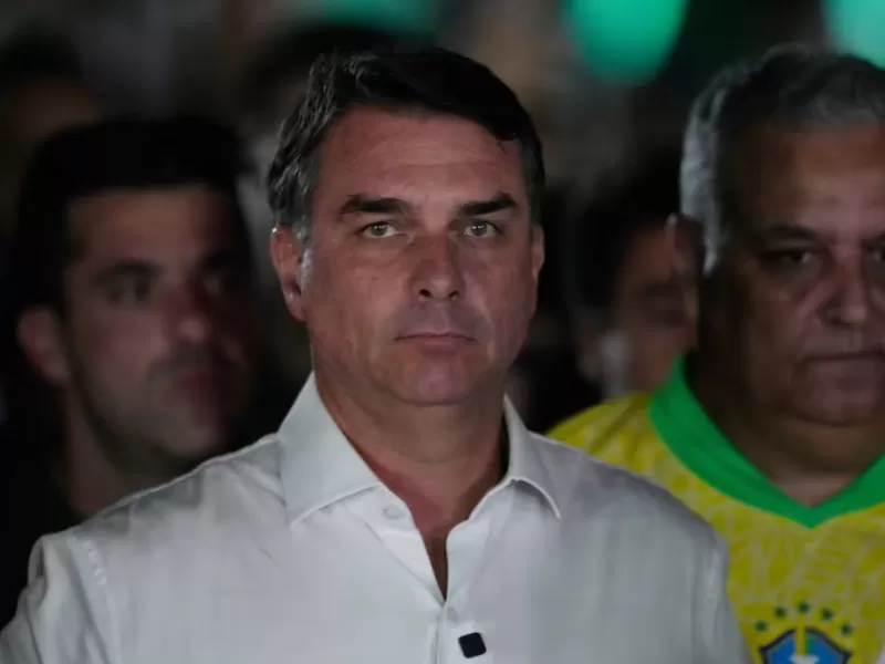 Fl&aacute;vio Bolsonaro habr&iacute;a pasado solo 40 minutos en Argentina antes de volar a Guayaquil en un avi&oacute;n de Baires Fly