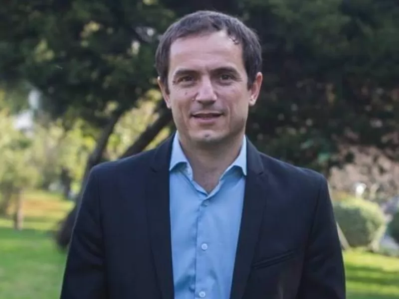 Campana bajo cuestionamientos: una mujer acusa a un funcionario de Abella de ocupar parte de su propiedad