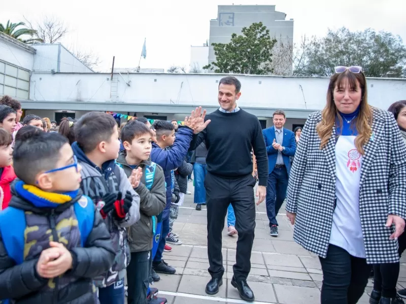 La gesti&oacute;n de Lan&uacute;s planea repartir kits escolares con logo oficial y desata cuestionamientos