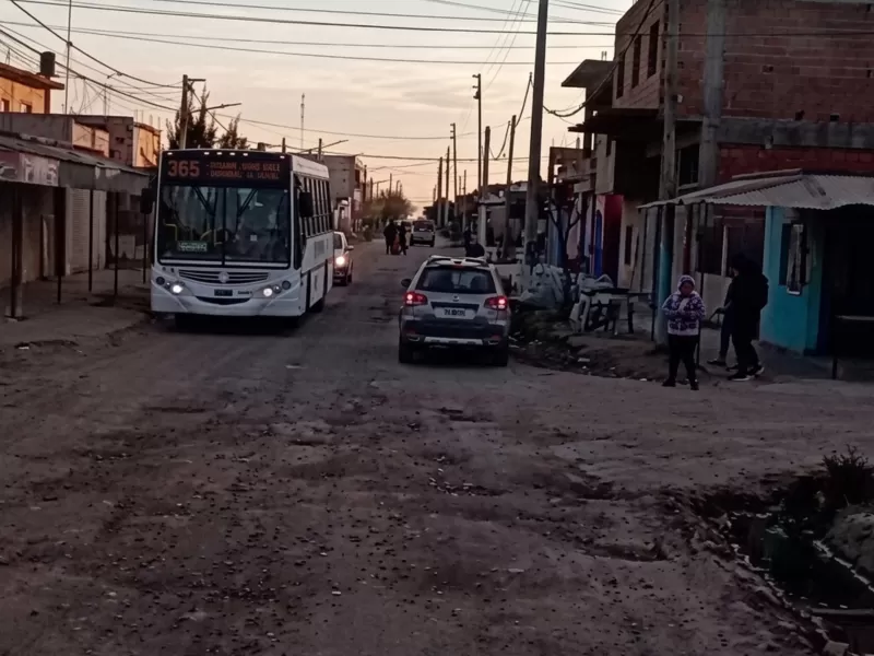 Moreno suma cr&iacute;ticas por controles policiales en calles de Cuartel V que siguen sin asfalto
