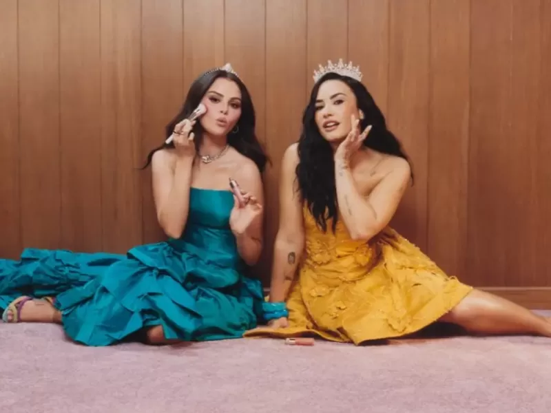 Los vestidos azul y amarillo de "Princess Protection Program" vuelven en la campa&ntilde;a de Selena Gomez y Demi Lovato