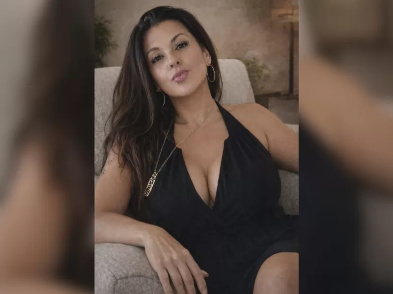 Karen detalla c&oacute;mo inici&oacute; en el tarot en 2010 y construy&oacute; su carrera en terapias espirituales