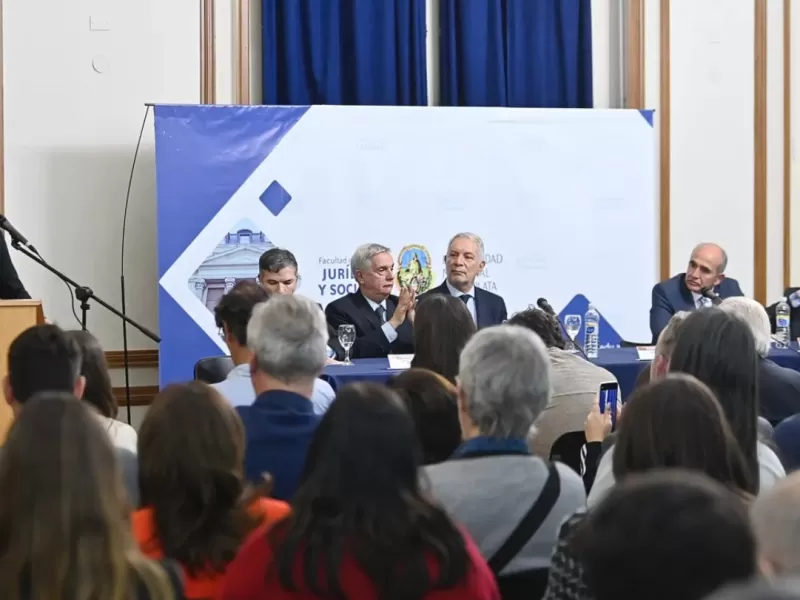 Jueces del Juicio a las Juntas recibieron el m&aacute;ximo galard&oacute;n acad&eacute;mico en un acto cargado de emotividad