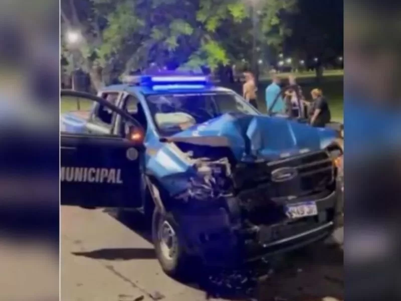 Un patrullero de Control Urbano chocó con un camión de Edesur en La Plata y una agente terminó hospitalizada