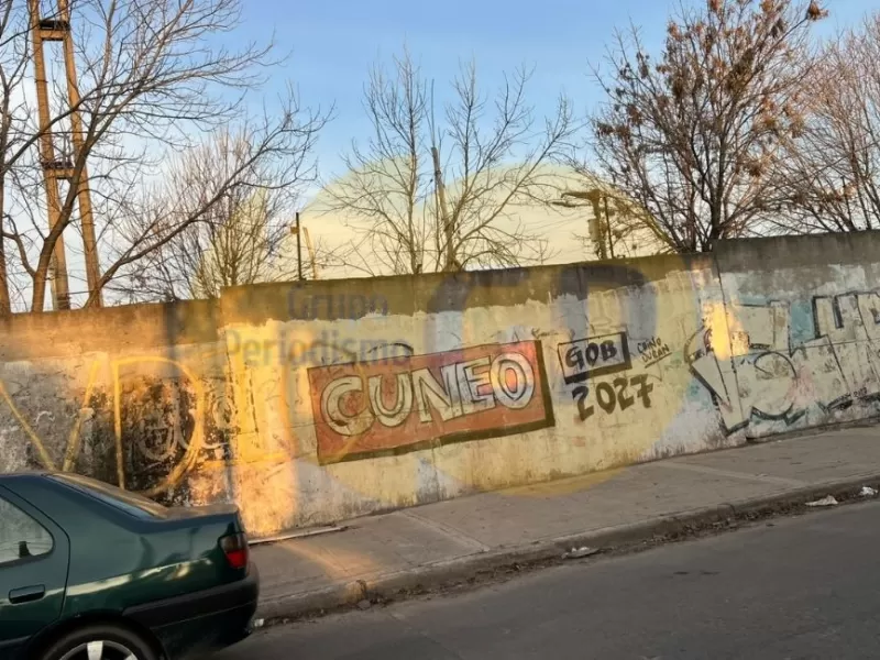Las paredes bonaerenses empiezan a hablar y Santiago C&uacute;neo gana visibilidad con una consigna que se expande rumbo a 2027