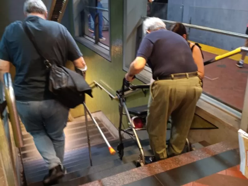 Entre el discurso del orden y un subte que deja a los mayores en la escalera en CABA
