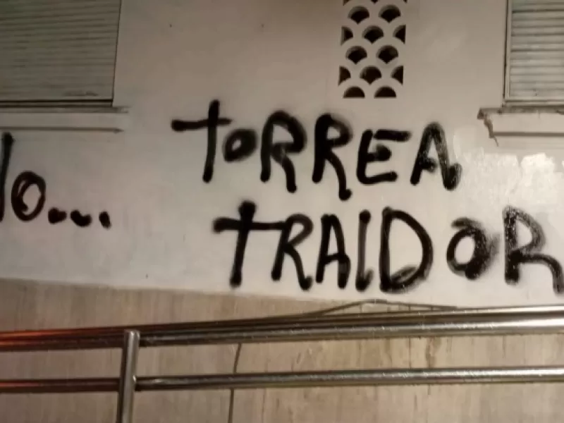 Mor&oacute;n enfrenta una crisis pol&iacute;tica por las pintadas an&oacute;nimas y los contratos ca&iacute;dos