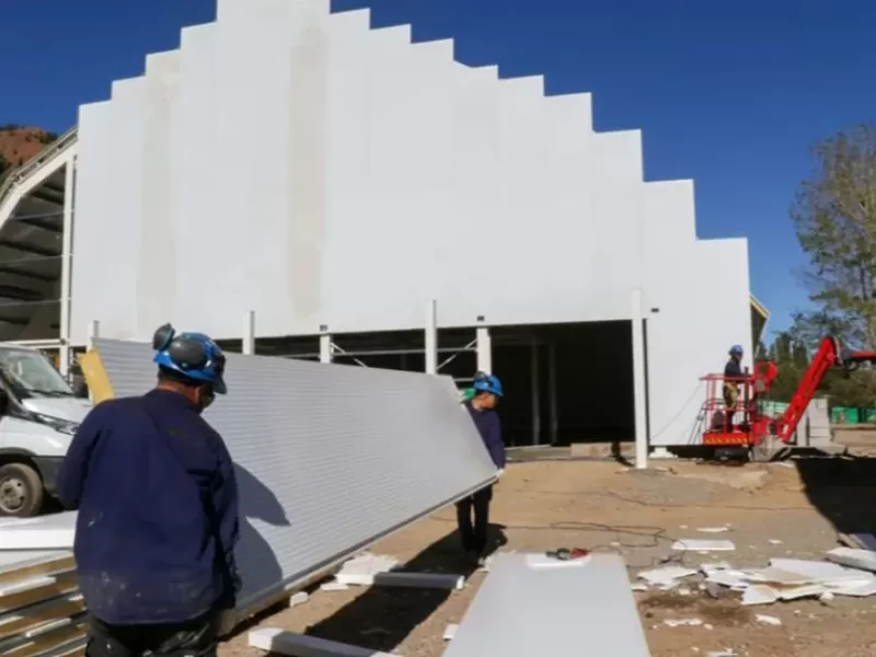 Huinganco avanza con el SUM al 53,5 por ciento de ejecuci&oacute;n y comenz&oacute; la etapa de techos y terminaciones