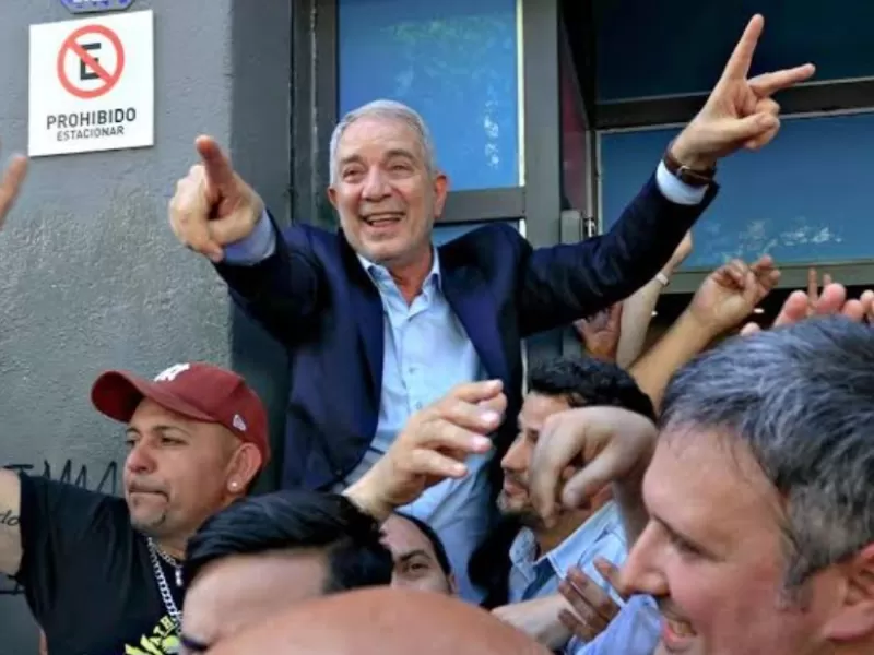 Julio Alak no logra destapar la cloaca del Hip&oacute;dromo y los vecinos de 118 y 35 siguen a cielo abierto