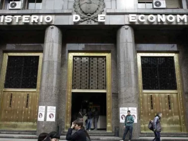 El Gobierno logr&oacute; super&aacute;vit en marzo tras recortar el gasto un 5,8 por ciento en medio de la ca&iacute;da de la recaudaci&oacute;n