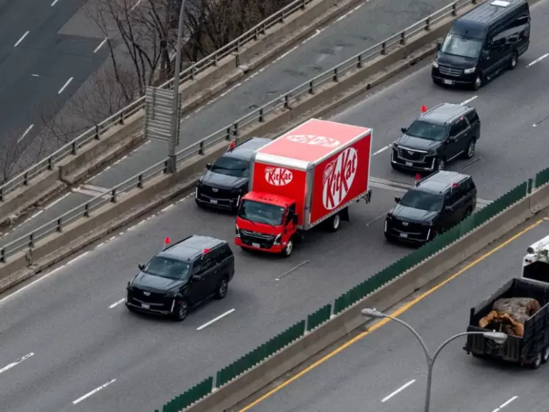 KitKat hizo circular un cami&oacute;n escoltado con chocolate tras el robo de 12 toneladas y lanz&oacute; un rastreador online