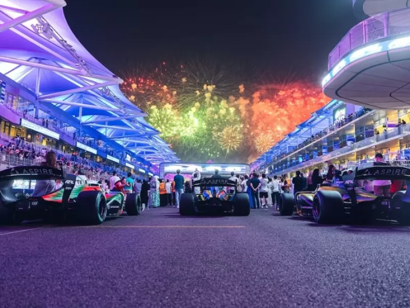 Un auto controlado por inteligencia artificial venció a un expiloto de Fórmula 1 y marcó un hito en Abu Dhabi