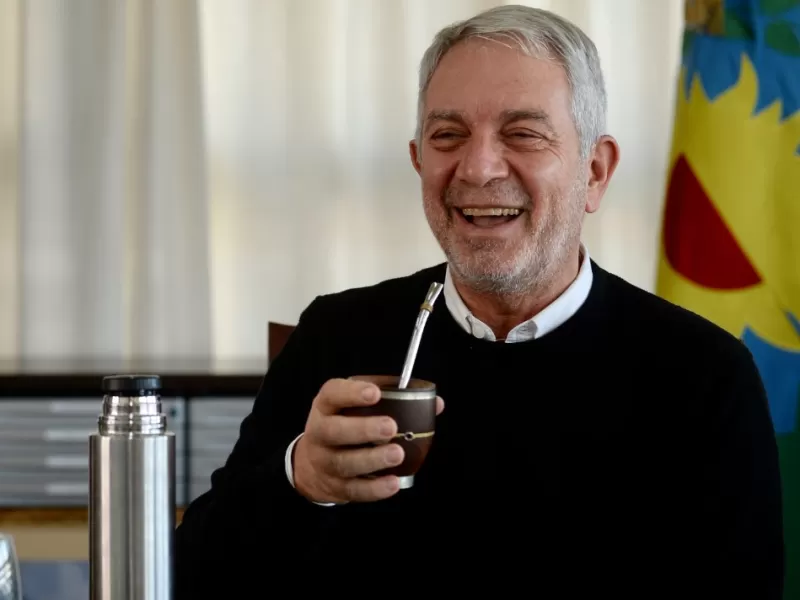 Mientras echa a 400 cartoneros, Julio Alak le paga el bondi a una privada para que entierre la basura verde