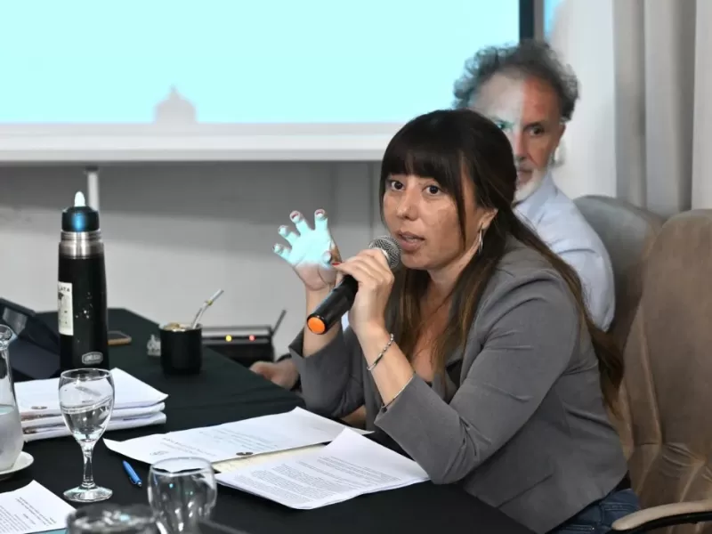 Alak suma una secretaria m&aacute;s y la ciudad se pregunta... "&iquest;y la plata para las viviendas, d&oacute;nde est&aacute;, Julio?"