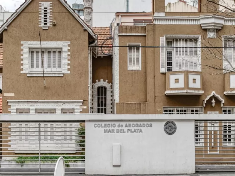 En Mar del Plata denuncian que un juez de Faltas concentra poder y funciones al presidir una entidad profesional
