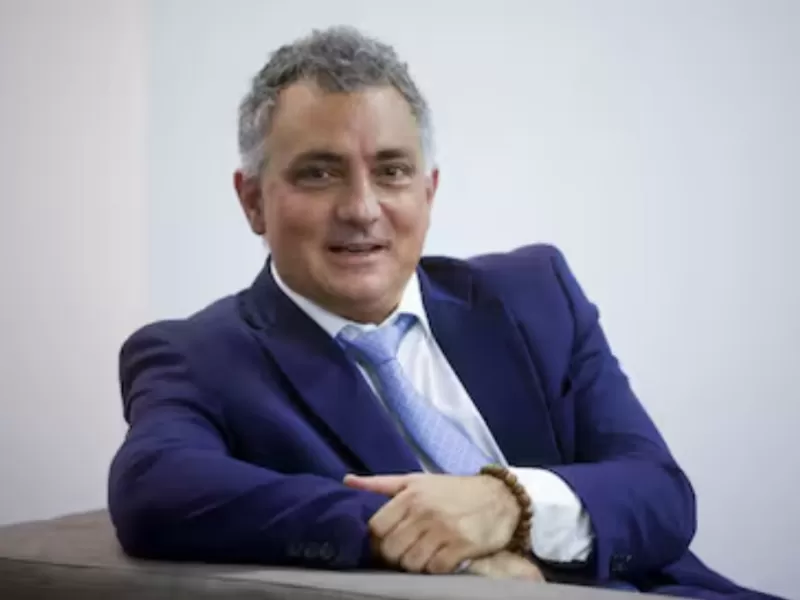 Sebasti&aacute;n Pareja impulsa denuncias contra twitteros libertarios y queda en el centro de la guerra con el sector de Romo