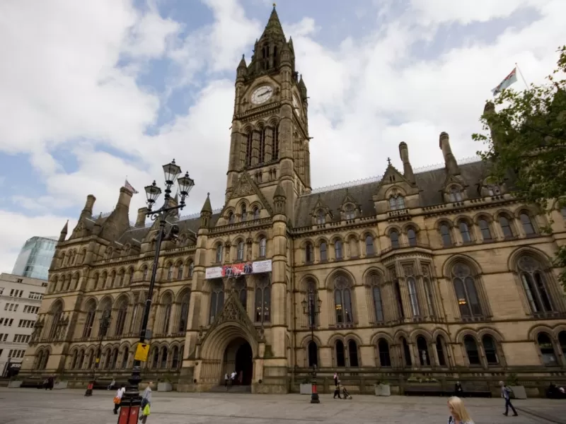 Una escuela elimin&oacute; casi 200 libros con IA y desat&oacute; un conflicto que va m&aacute;s all&aacute; de la censura