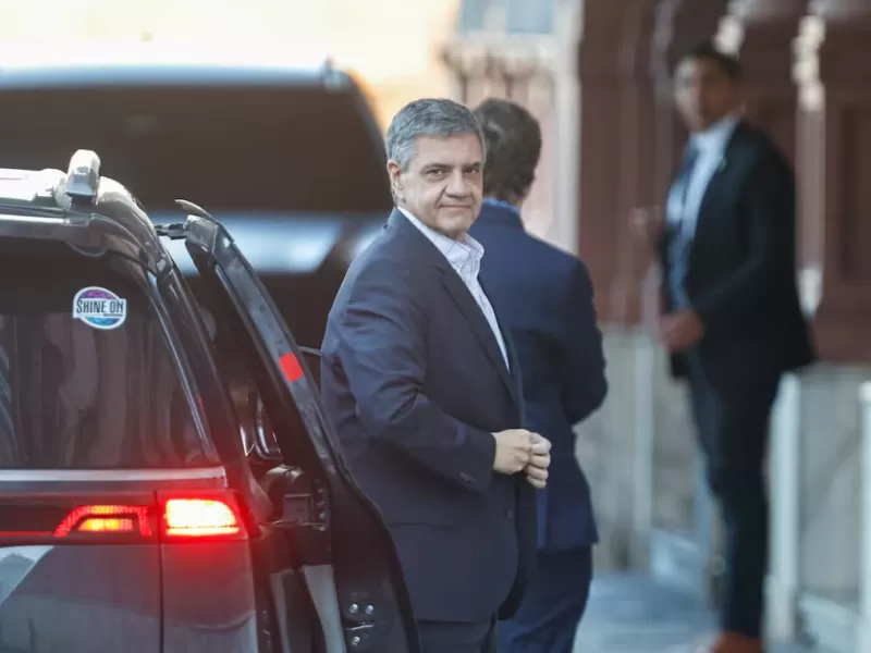 Acuerdos y arrodillada: Jorge Macri abraza a Milei para salvarse, pero se olvida de pedirle un espejo