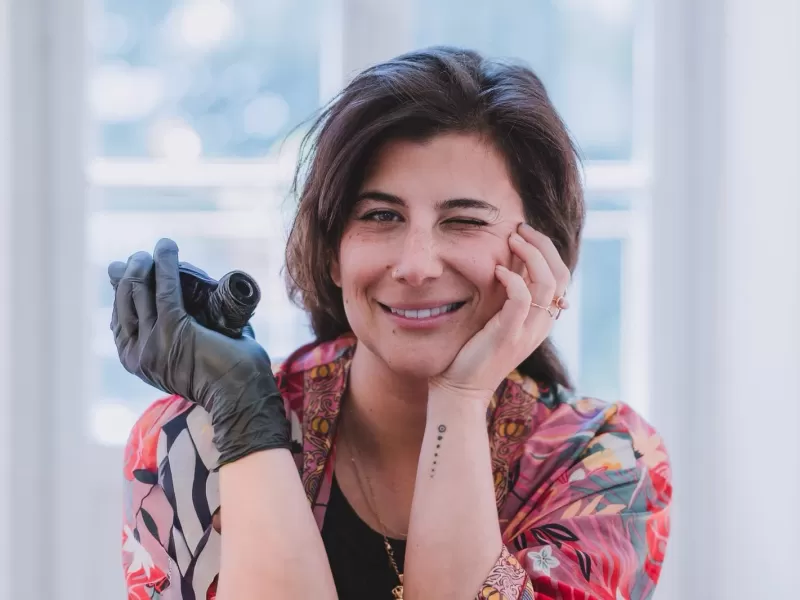 Del diseño industrial al tatuaje itinerante: Inbar, la artista que recorre el mundo marcando historias en la piel