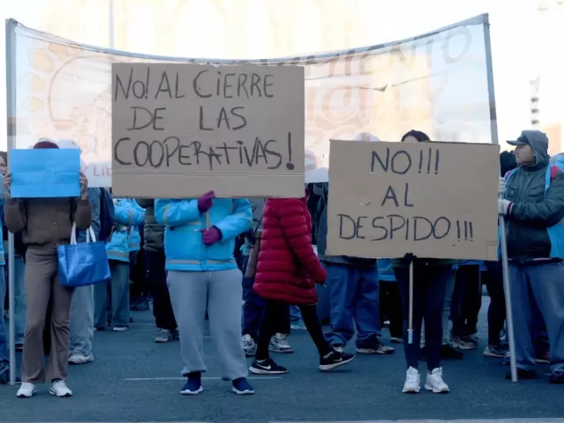 Mientras Alak ve &ntilde;oquis en las cooperativas, los platenses ven suciedad en Plaza Moreno