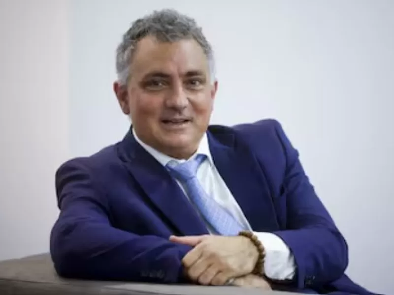 Sebastián Pareja suma a una funcionaria del municipio de Merlo a La Libertad Avanza