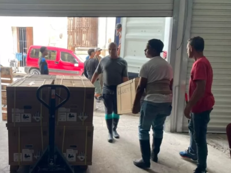 Cuba comenz&oacute; a distribuir 45 kits solares enviados para hogares con ni&ntilde;os electrodependientes