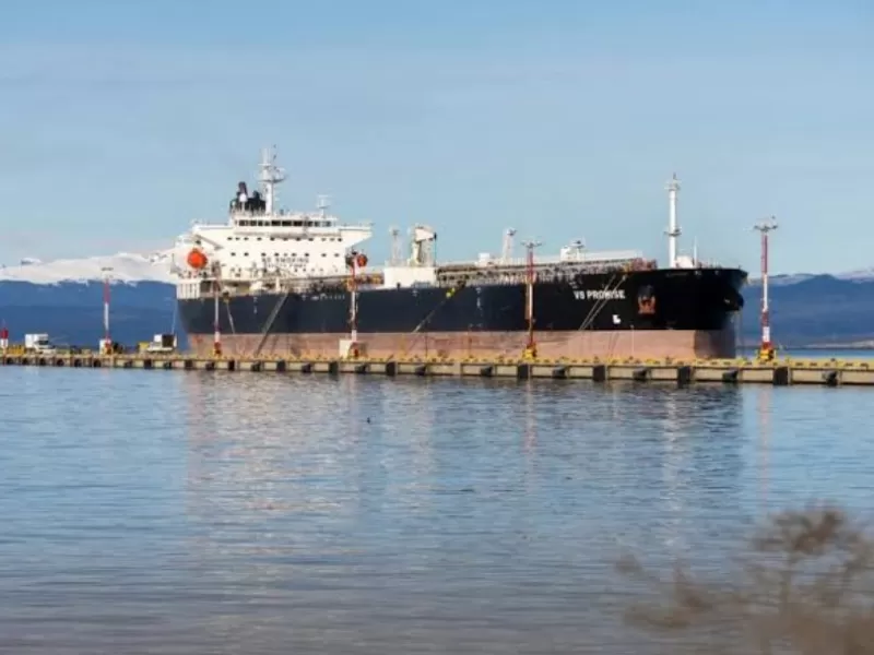Un buque ligado al Reino Unido cargar&aacute; crudo fueguino tras recibir autorizaci&oacute;n para ingresar a Ushuaia