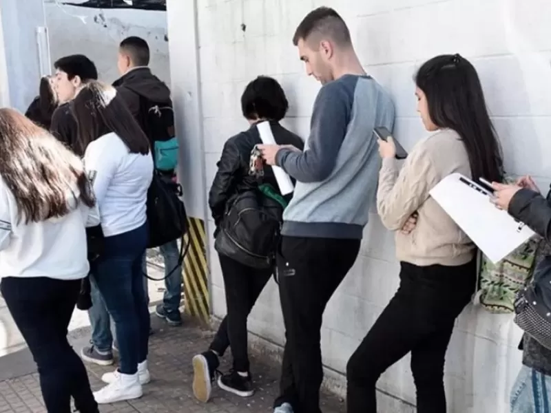 Un estudio advierte que el &ldquo;desempleo blue&rdquo; en Argentina podr&iacute;a llegar al 13,8 por ciento, m&aacute;s del doble del dato oficial