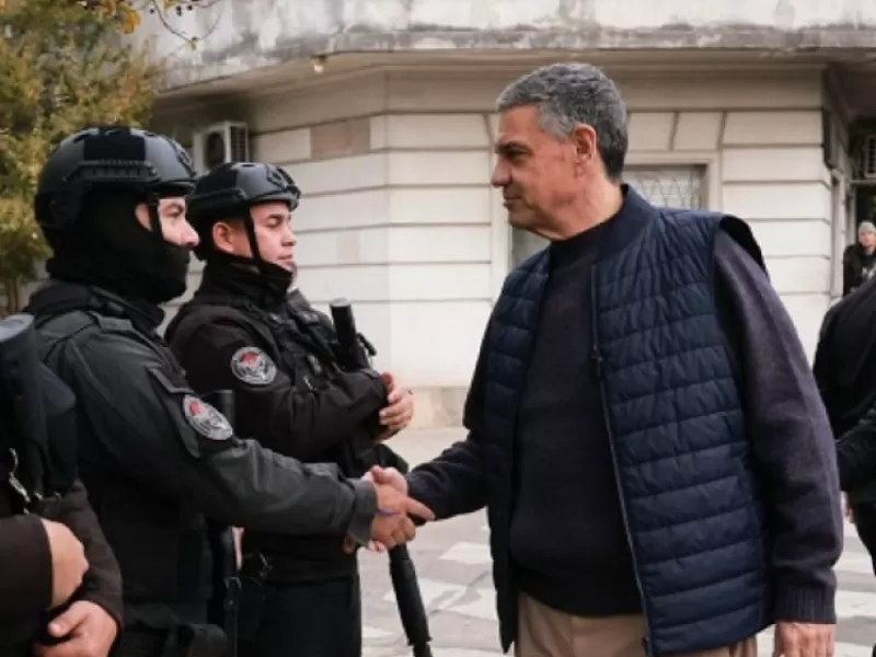 Mot&iacute;n con llamas y heridos en Balvanera: el &ldquo;orden&rdquo; de Jorge Macri se quema por dentro