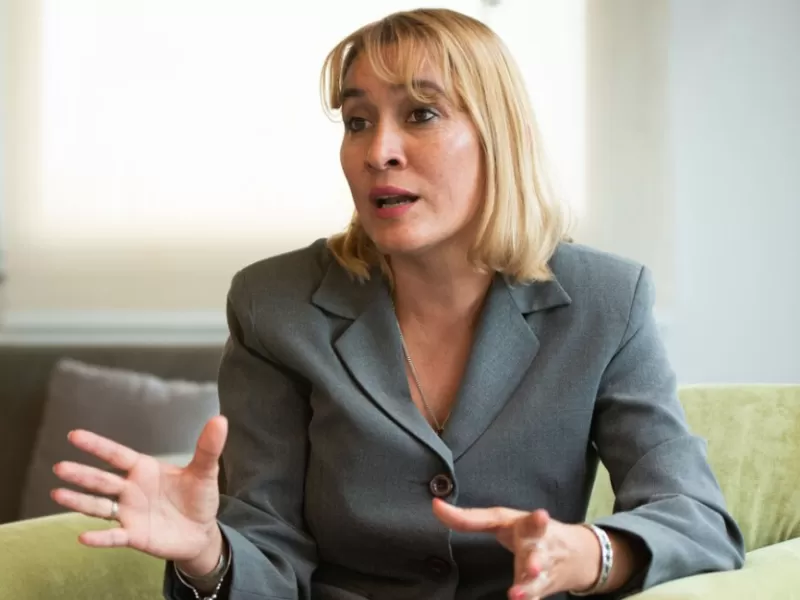 La rionegrina Lorena Matzen cruzó al Gobierno por su vínculo con una dictadura africana