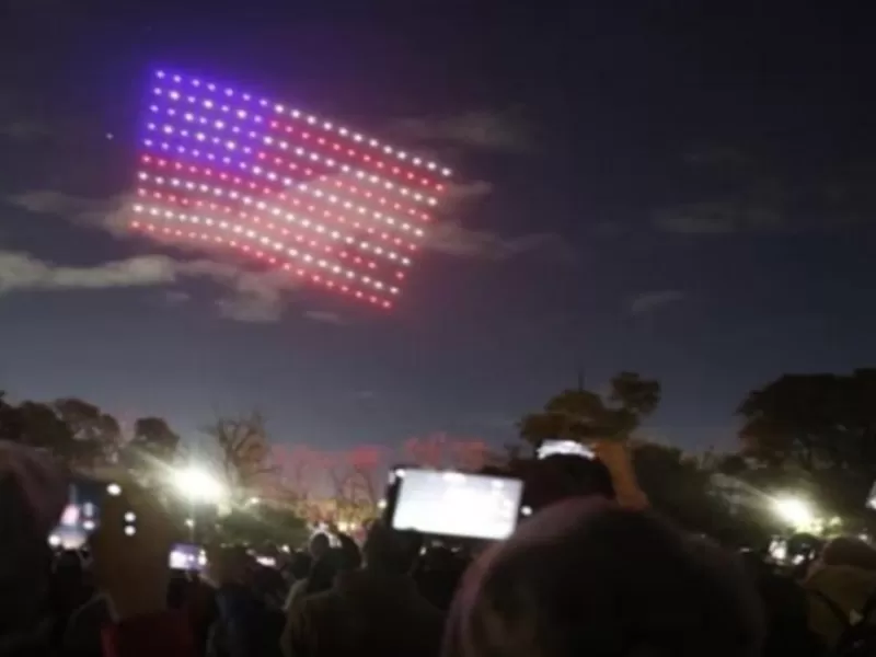 Drones gringos sobre el Planetario: Jorge Macri le regal&oacute; el cielo de Buenos Aires a Trump
