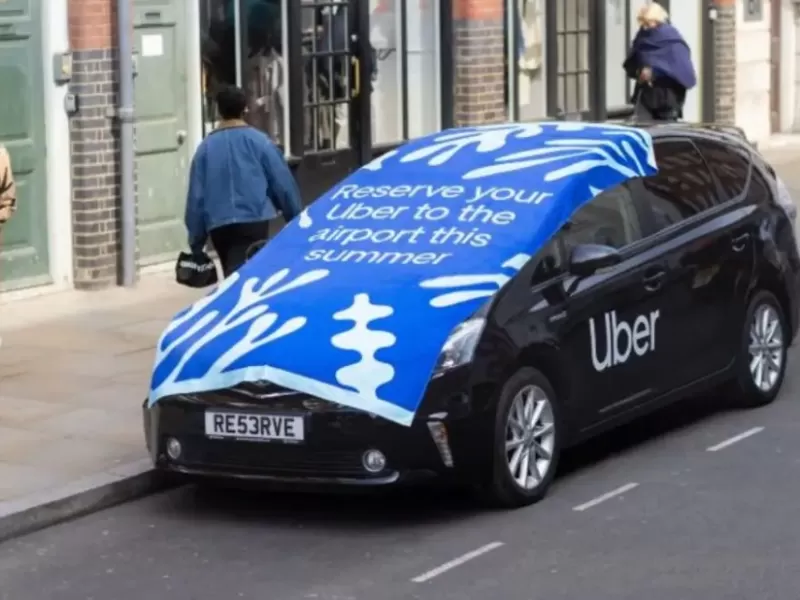Uber cubri&oacute; autos con toallas gigantes en Londres para promocionar reservas al aeropuerto con 90 d&iacute;as de anticipaci&oacute;n