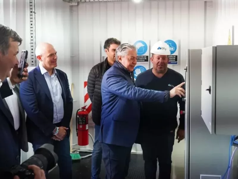 Rolando Figueroa puso en marcha un m&oacute;dulo potabilizador en Centenario que abastecer&aacute; a 4.500 personas