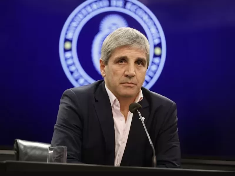 Caputo enfrenta cuestionamientos por un faltante estimado en 23.300 millones de d&oacute;lares y crece la interna econ&oacute;mica
