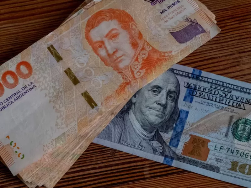 D&oacute;lar estable y tasas altas reabren el dilema de los ahorristas entre dolarizarse o quedarse en pesos
