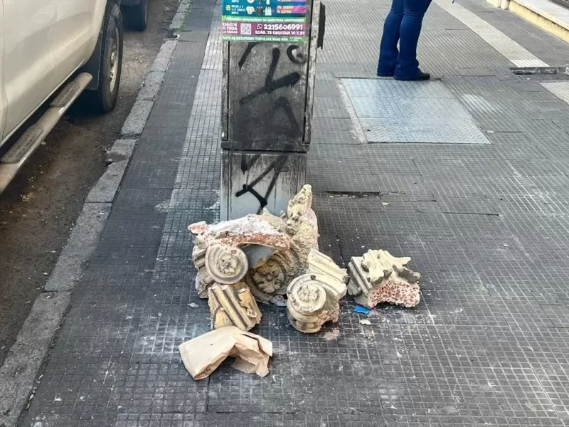 Otra ca&iacute;da de mamposter&iacute;a expone los controles de Alak en La Plata