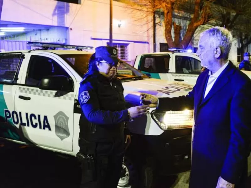 Patrulleros que huyen y un barrio que demanda: Julio Alak gobierna a los tumbos