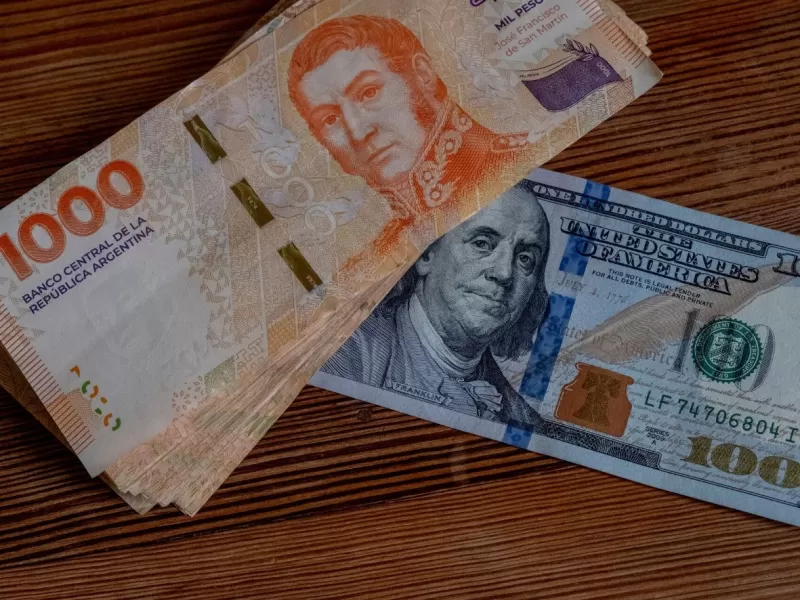 La recaudaci&oacute;n cay&oacute; por octavo mes consecutivo y complica el objetivo de super&aacute;vit del Gobierno