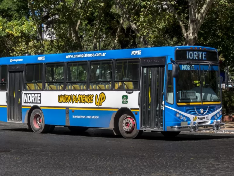 Julio Alak busca blindar por 12 a&ntilde;os un sistema de micros cuestionado mientras crecen las quejas en La Plata