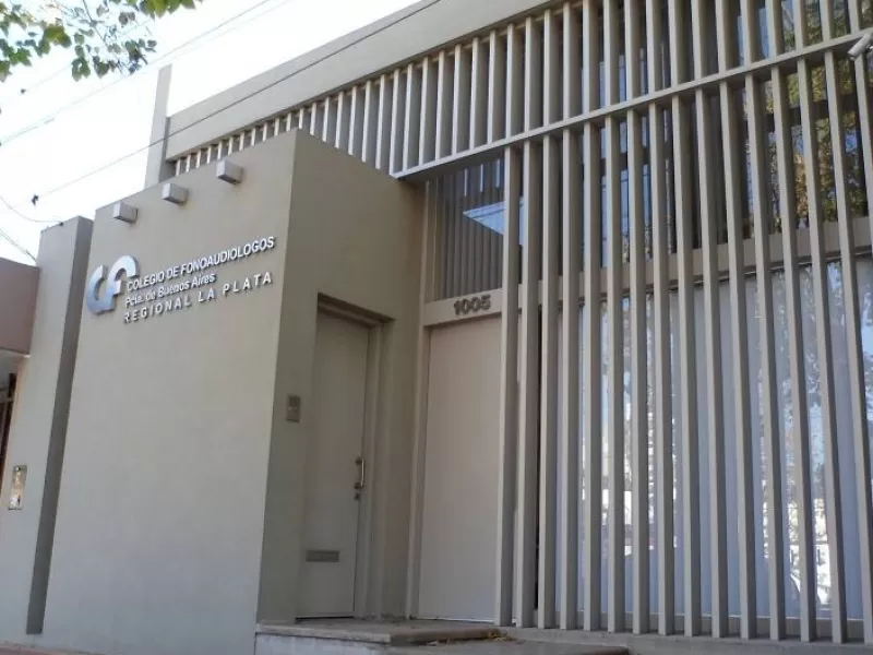 En La Plata, un jubilado lleva seis meses sin sus audífonos por demoras administrativas