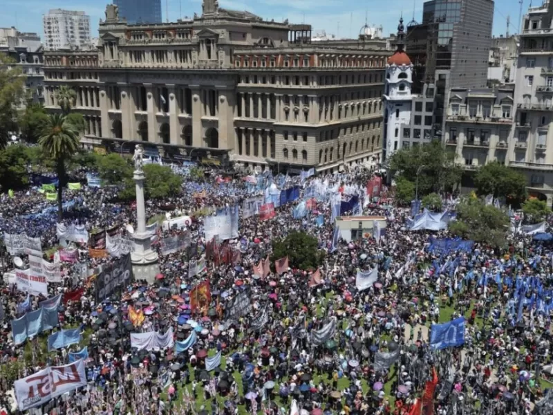 Radicales, peronistas y socialistas se unen para construir una alternativa al Gobierno de Milei