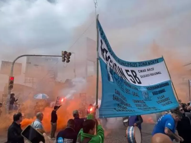 Trabajadores de Rowing se plantan frente al Parque Industrial de Quilmes y exigen subas iguales para todos