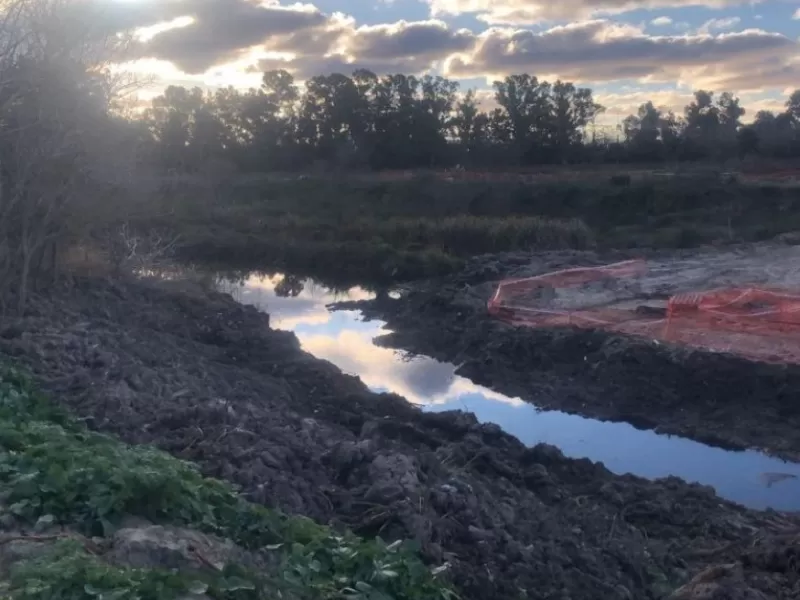 Alak drena plata en autopistas mientras los vecinos de City Bell ya miran el techo por si viene el agua