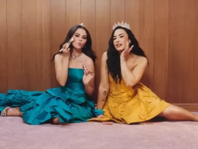 Los vestidos azul y amarillo de "Princess Protection Program" vuelven en la campa&ntilde;a de Selena Gomez y Demi Lovato