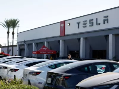 Elon Musk eval&uacute;a fusionar Tesla y SpaceX en una operaci&oacute;n que podr&iacute;a ser la mayor de la historia