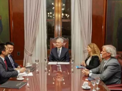Alak abraza a Huawei mientras el mundo la mira de reojo: regalos chinos, datos argentinos y una grieta interminable