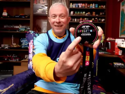 Clarke Reynolds complet&oacute; una marat&oacute;n con anteojos con IA y termin&oacute; los 42 km en menos de 6 horas 20