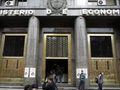 El Gobierno logr&oacute; super&aacute;vit en marzo tras recortar el gasto un 5,8 por ciento en medio de la ca&iacute;da de la recaudaci&oacute;n