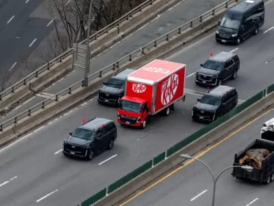 KitKat hizo circular un cami&oacute;n escoltado con chocolate tras el robo de 12 toneladas y lanz&oacute; un rastreador online