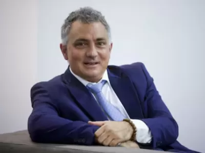 Sebasti&aacute;n Pareja impulsa denuncias contra twitteros libertarios y queda en el centro de la guerra con el sector de Romo